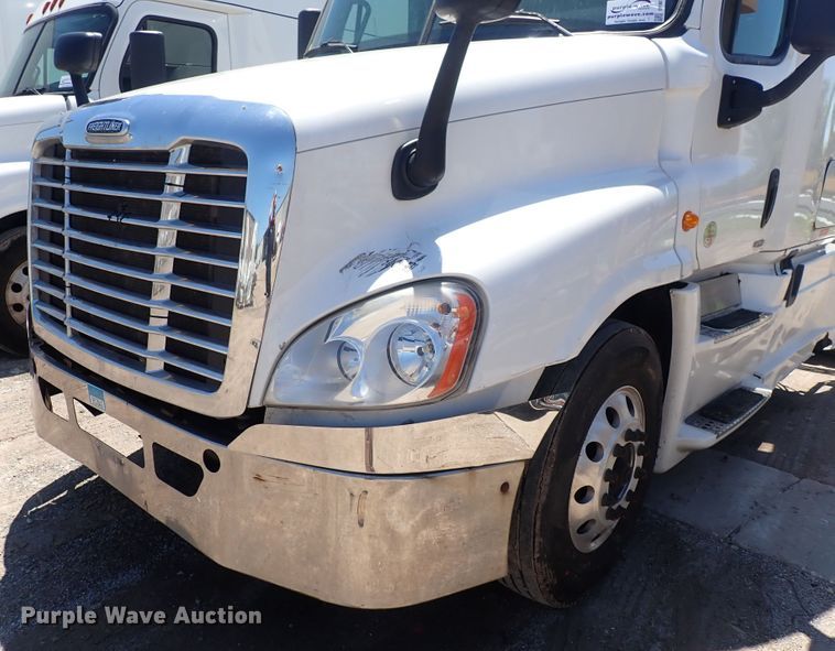 image for item DI1987 2016 Freightliner Cascadia  semi truck