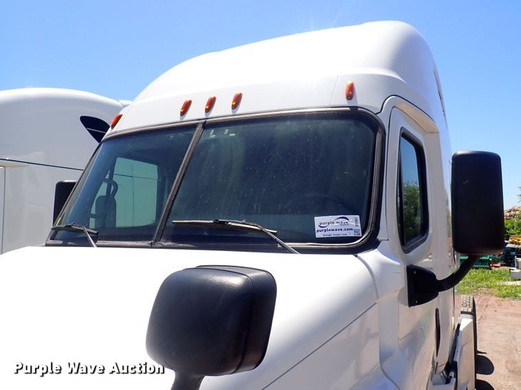 image for item DI1987 2016 Freightliner Cascadia  semi truck
