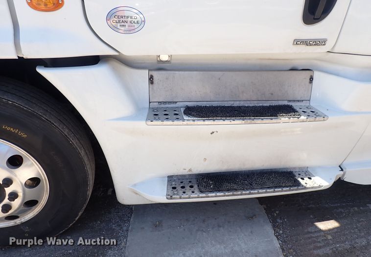 image for item DI1987 2016 Freightliner Cascadia  semi truck