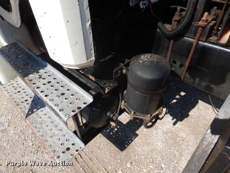 image for item DJ3828 1994 Freightliner FL70  roll-off container truck