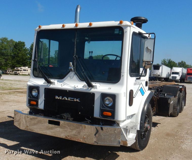 image for item DJ3829 1996 Mack MR  roll-off container truck