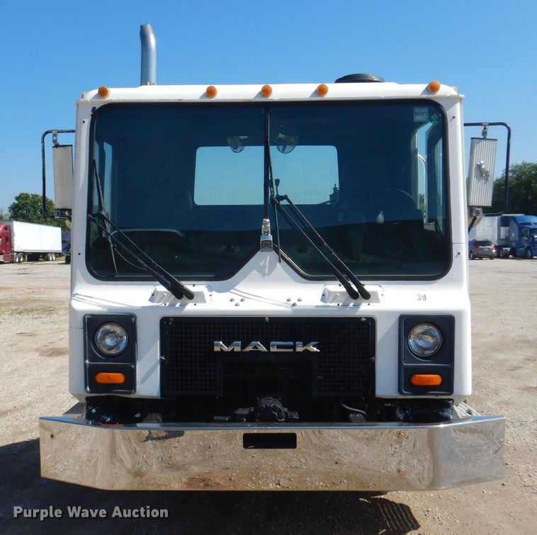 image for item DJ3829 1996 Mack MR  roll-off container truck