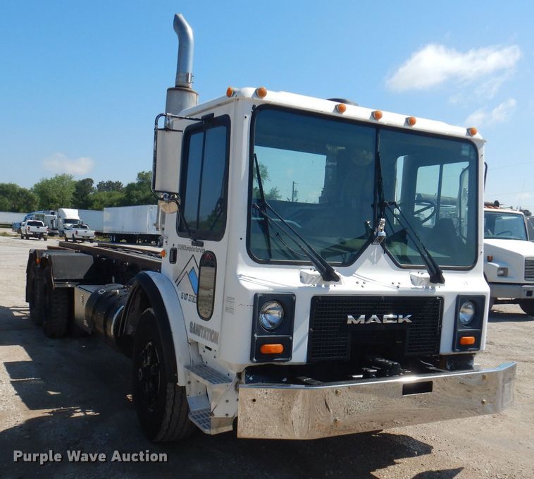 image for item DJ3829 1996 Mack MR  roll-off container truck