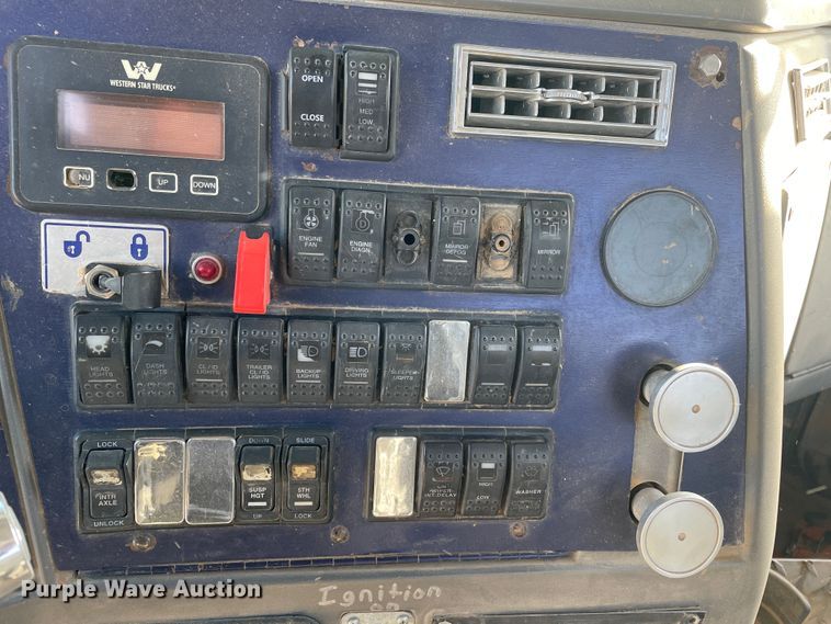 image for item DJ5117 1998 Western Star 4964EX  semi truck