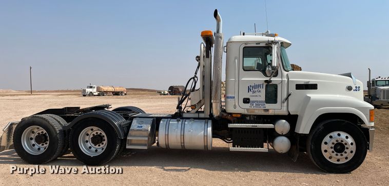 image for item DJ5127 2009 Mack CHU613  semi truck