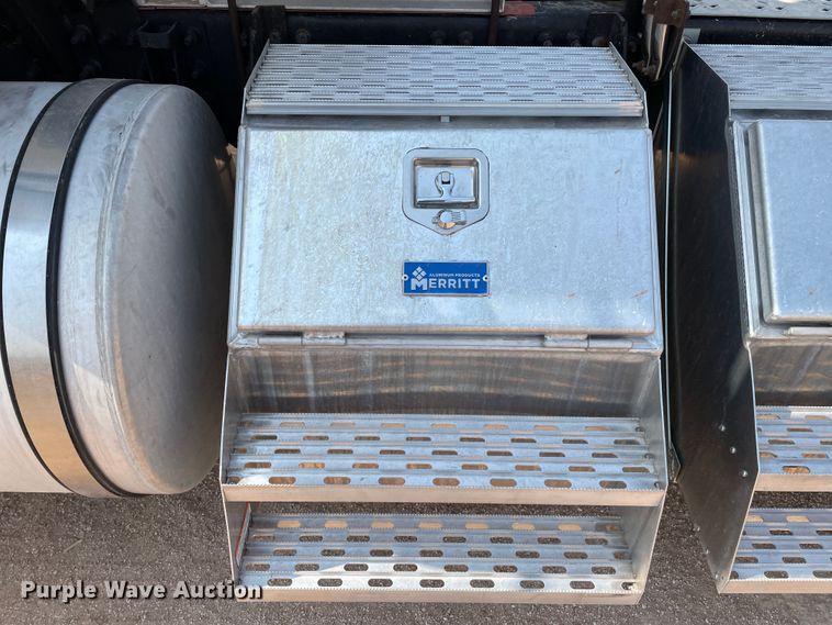 image for item DJ5127 2009 Mack CHU613  semi truck