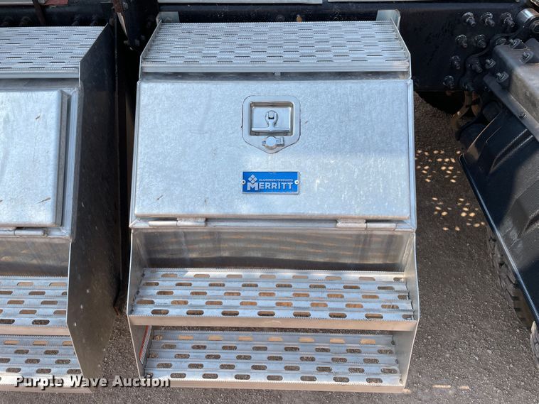 image for item DJ5127 2009 Mack CHU613  semi truck