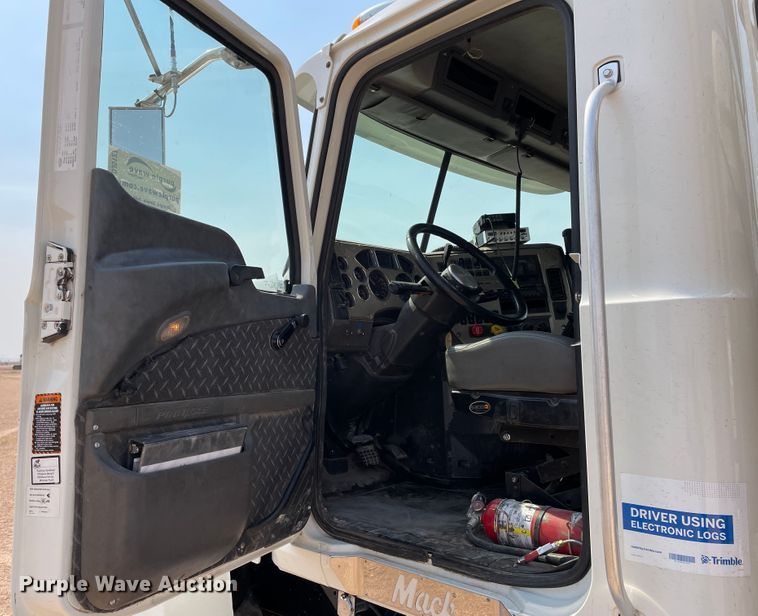 image for item DJ5127 2009 Mack CHU613  semi truck