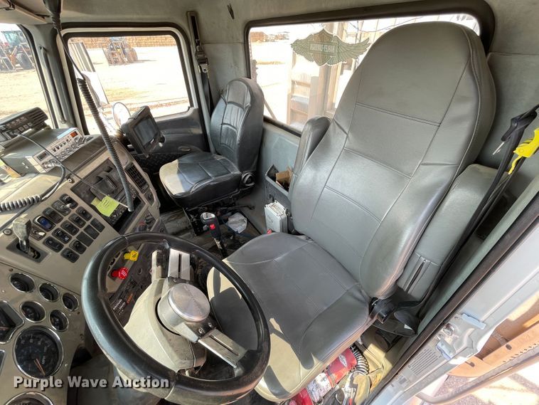 image for item DJ5127 2009 Mack CHU613  semi truck