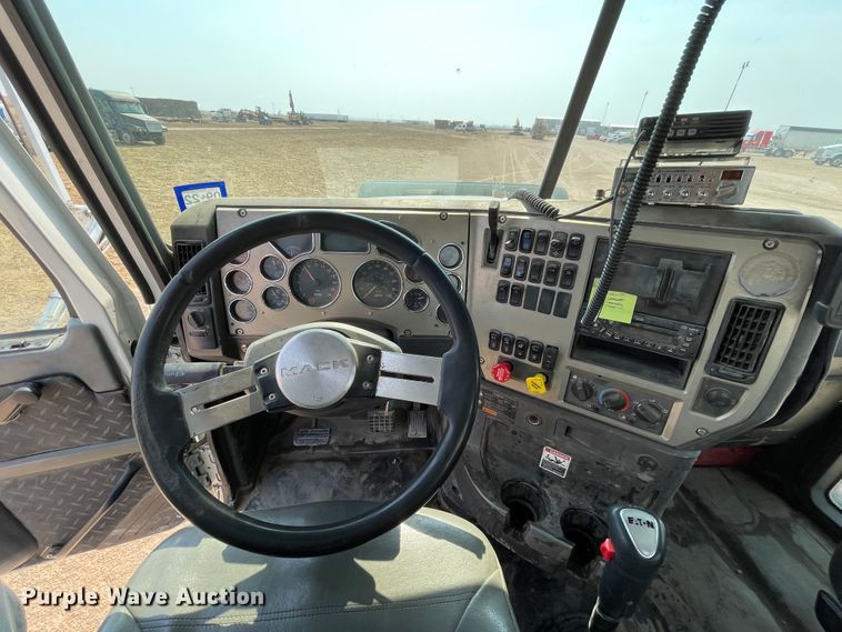 image for item DJ5127 2009 Mack CHU613  semi truck