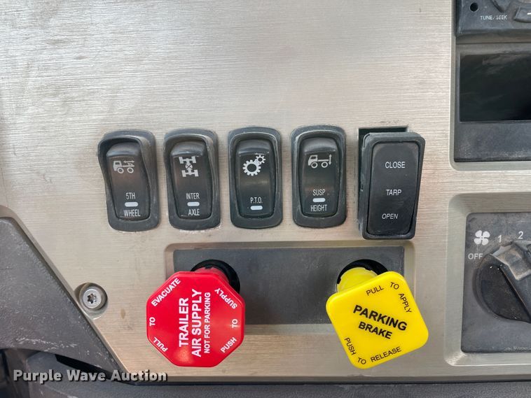 image for item DJ5127 2009 Mack CHU613  semi truck