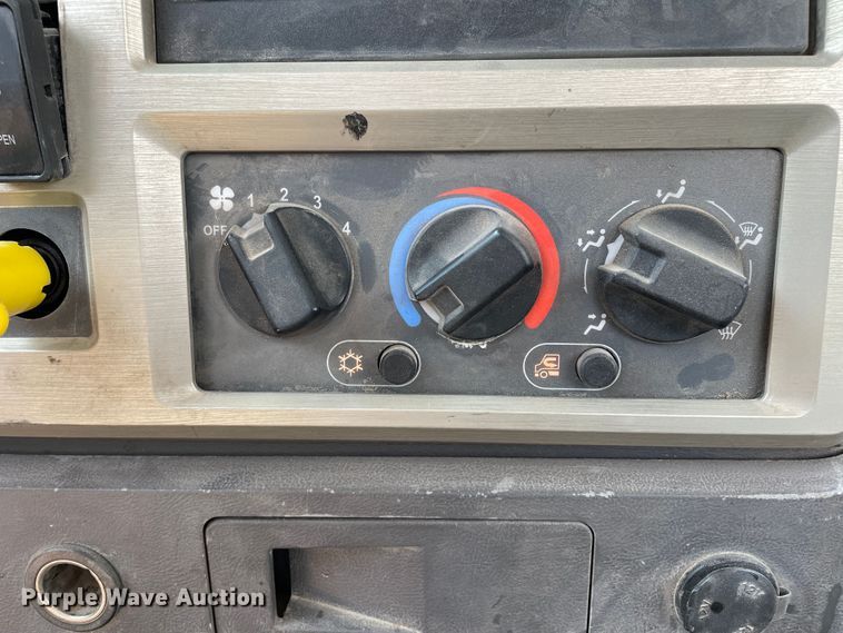 image for item DJ5127 2009 Mack CHU613  semi truck