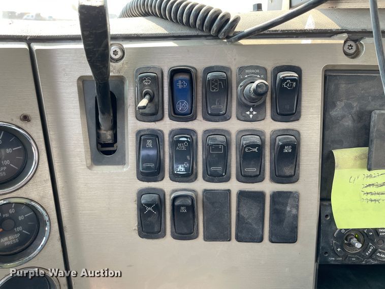 image for item DJ5127 2009 Mack CHU613  semi truck