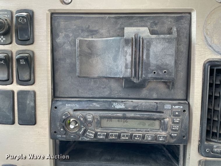 image for item DJ5127 2009 Mack CHU613  semi truck