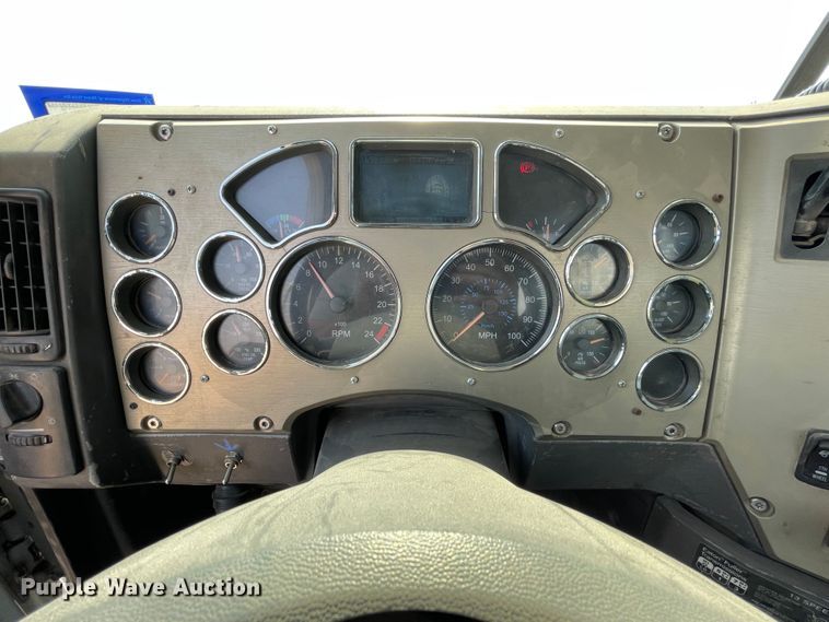 image for item DJ5127 2009 Mack CHU613  semi truck