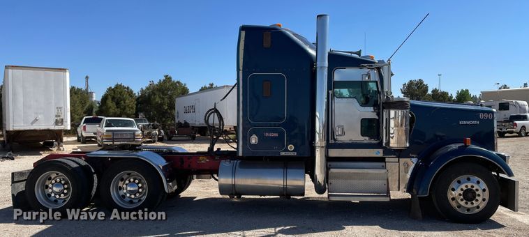 image for item DJ5182 2000 Kenworth W900  semi truck