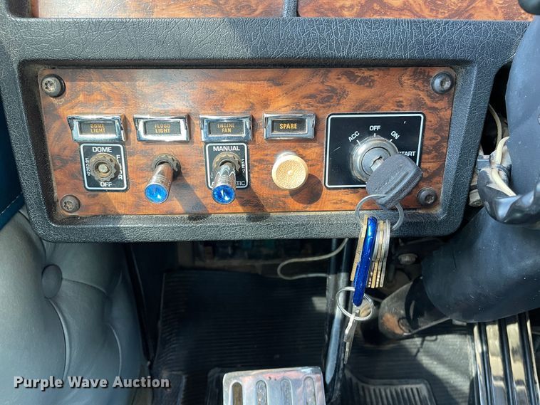 image for item DJ5182 2000 Kenworth W900  semi truck