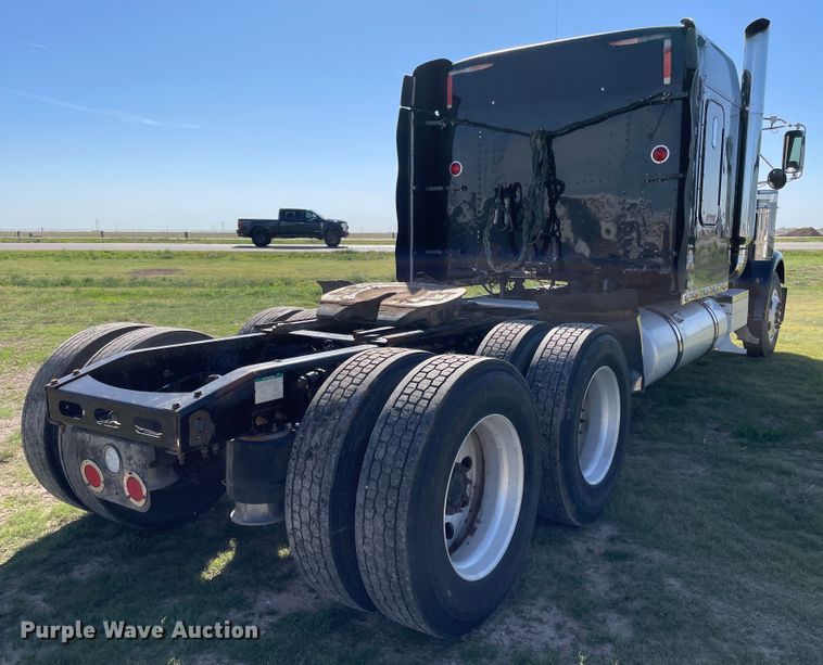 image for item DJ5190 2006 Freightliner FLD 132XL Classic  semi truck