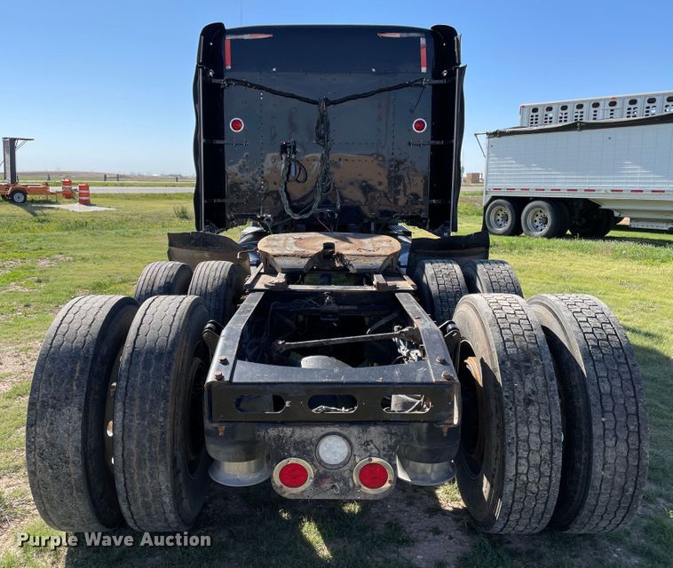 image for item DJ5190 2006 Freightliner FLD 132XL Classic  semi truck