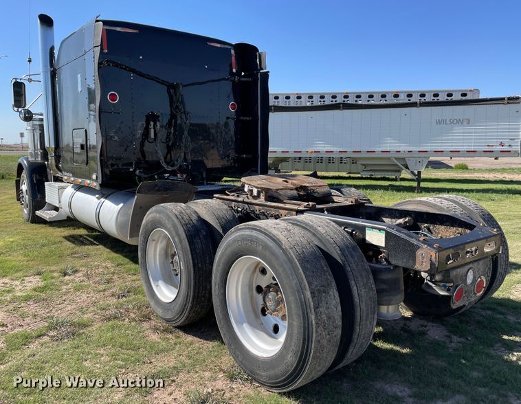 image for item DJ5190 2006 Freightliner FLD 132XL Classic  semi truck