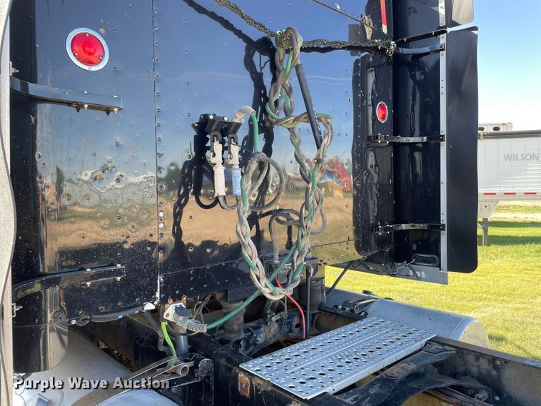 image for item DJ5190 2006 Freightliner FLD 132XL Classic  semi truck