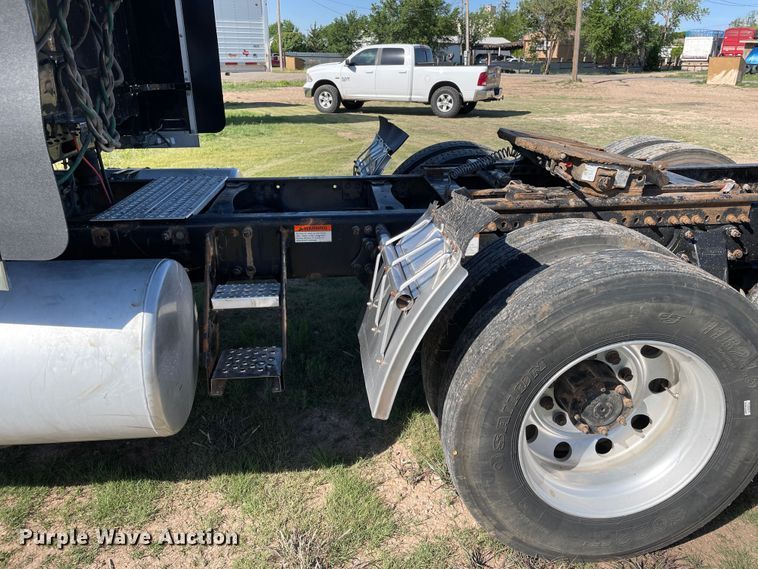 image for item DJ5190 2006 Freightliner FLD 132XL Classic  semi truck