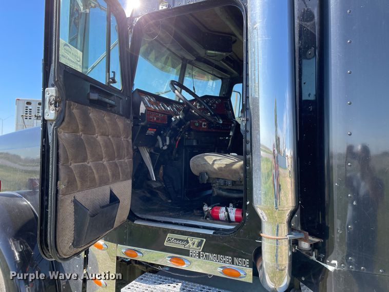 image for item DJ5190 2006 Freightliner FLD 132XL Classic  semi truck