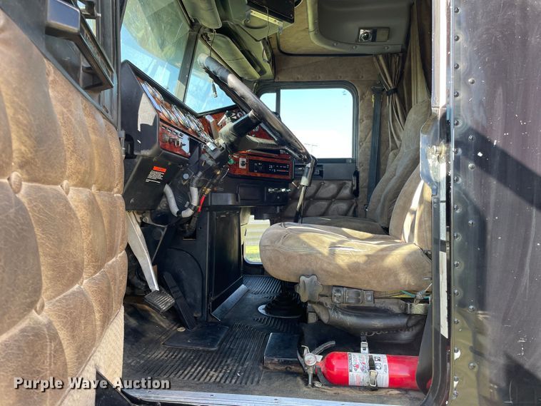 image for item DJ5190 2006 Freightliner FLD 132XL Classic  semi truck