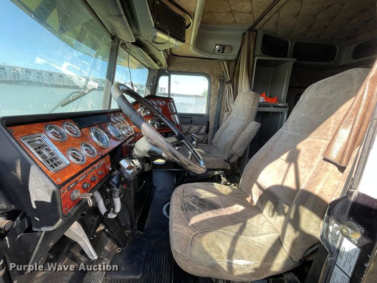 image for item DJ5190 2006 Freightliner FLD 132XL Classic  semi truck