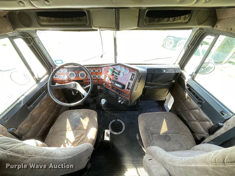 image for item DJ5190 2006 Freightliner FLD 132XL Classic  semi truck