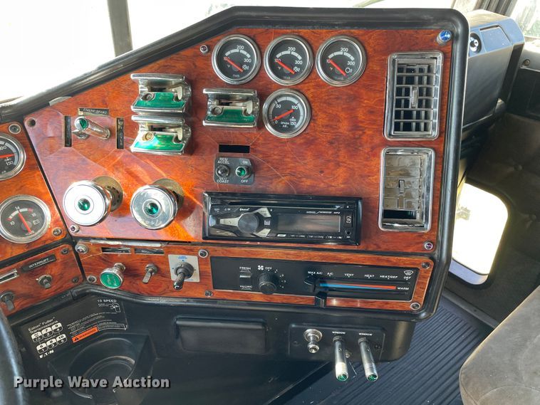 image for item DJ5190 2006 Freightliner FLD 132XL Classic  semi truck