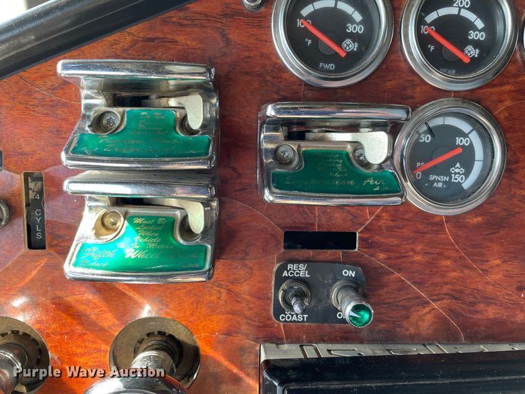 image for item DJ5190 2006 Freightliner FLD 132XL Classic  semi truck