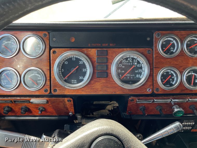 image for item DJ5190 2006 Freightliner FLD 132XL Classic  semi truck