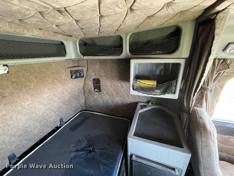 image for item DJ5190 2006 Freightliner FLD 132XL Classic  semi truck