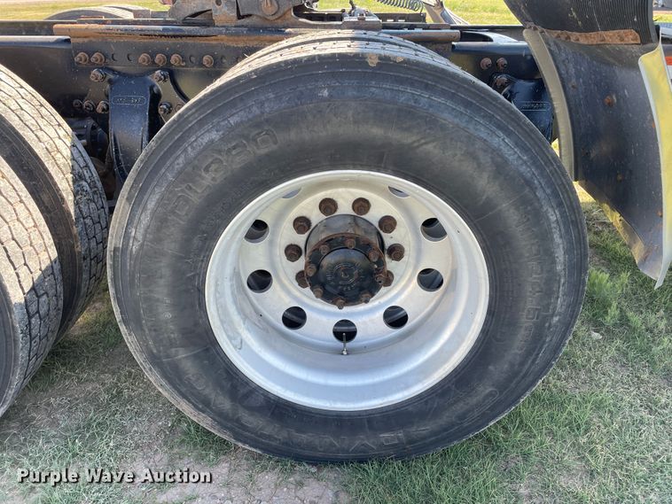 image for item DJ5190 2006 Freightliner FLD 132XL Classic  semi truck