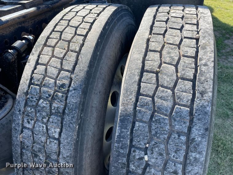 image for item DJ5190 2006 Freightliner FLD 132XL Classic  semi truck