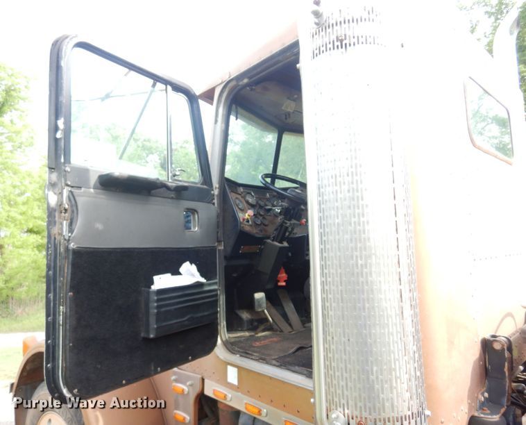 image for item DK0924 1991 Peterbilt 378  semi truck