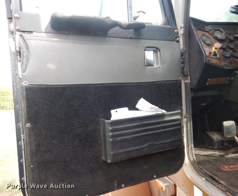 image for item DK0924 1991 Peterbilt 378  semi truck