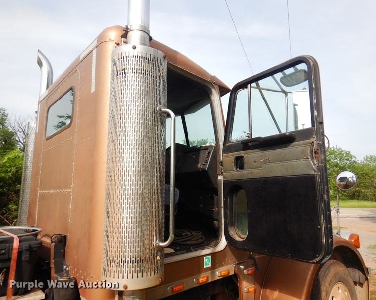 image for item DK0924 1991 Peterbilt 378  semi truck