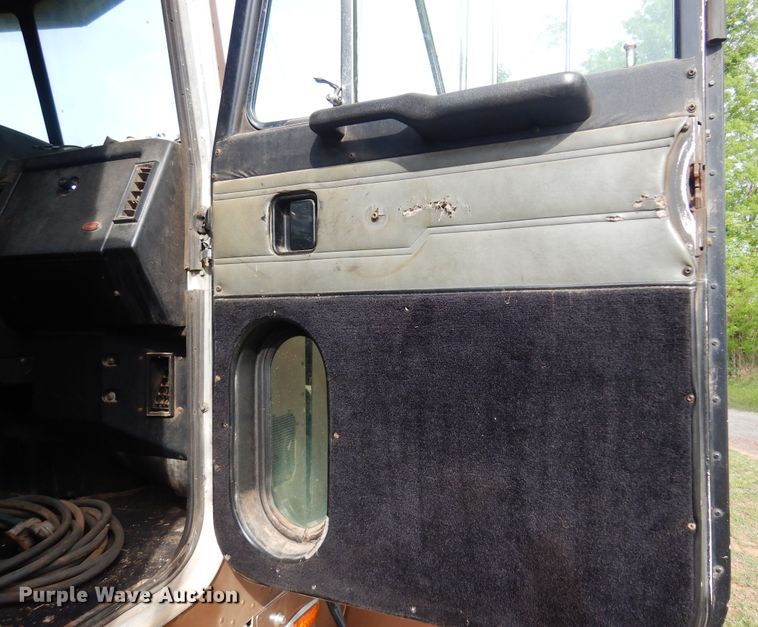 image for item DK0924 1991 Peterbilt 378  semi truck