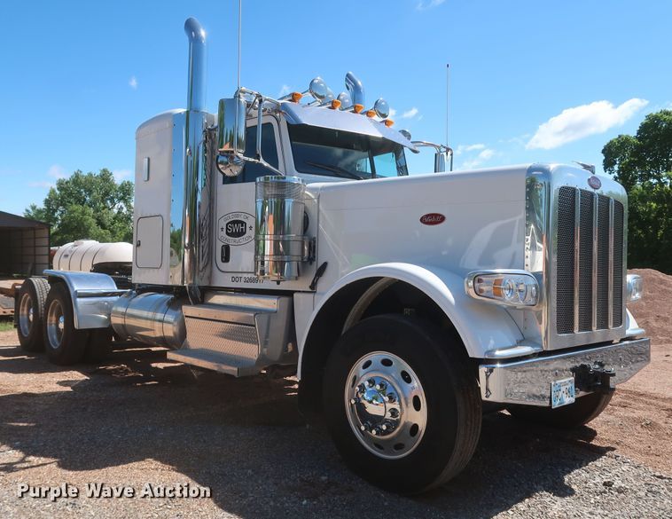 image for item DK3734 2021 Peterbilt 389  semi truck