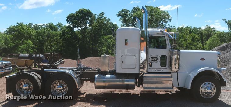 image for item DK3734 2021 Peterbilt 389  semi truck