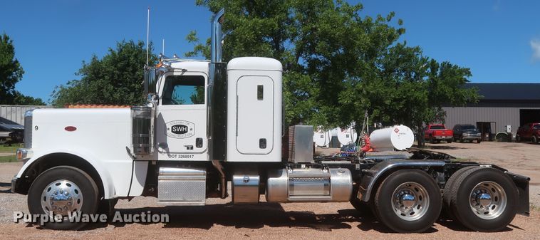 image for item DK3734 2021 Peterbilt 389  semi truck