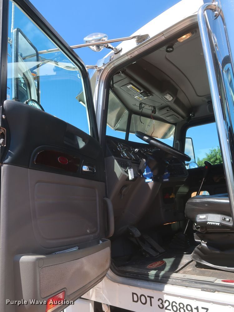 image for item DK3734 2021 Peterbilt 389  semi truck