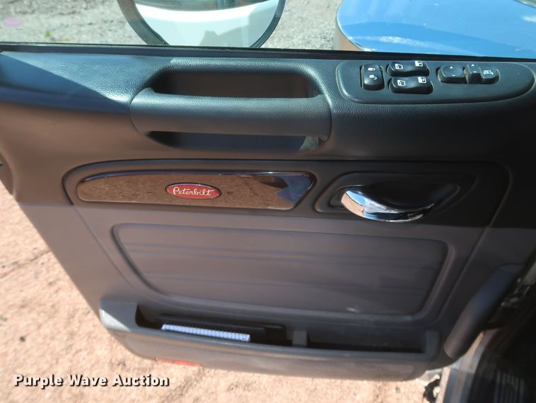 image for item DK3734 2021 Peterbilt 389  semi truck