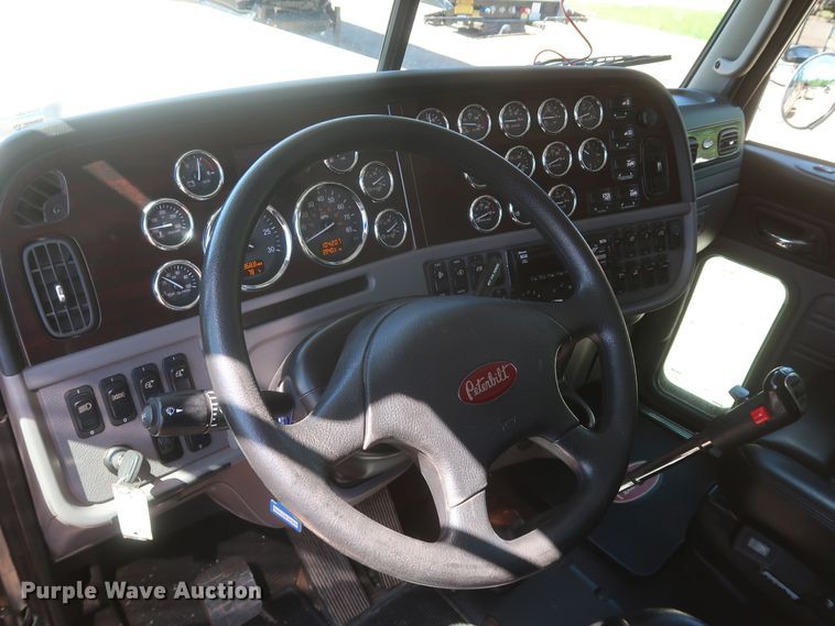 image for item DK3734 2021 Peterbilt 389  semi truck