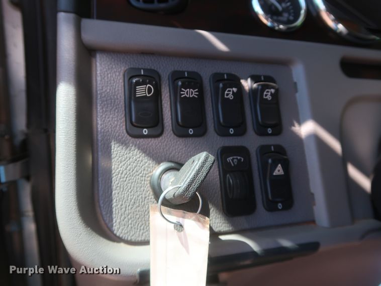 image for item DK3734 2021 Peterbilt 389  semi truck