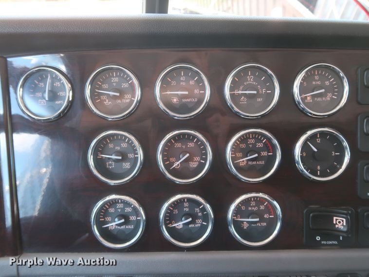 image for item DK3734 2021 Peterbilt 389  semi truck