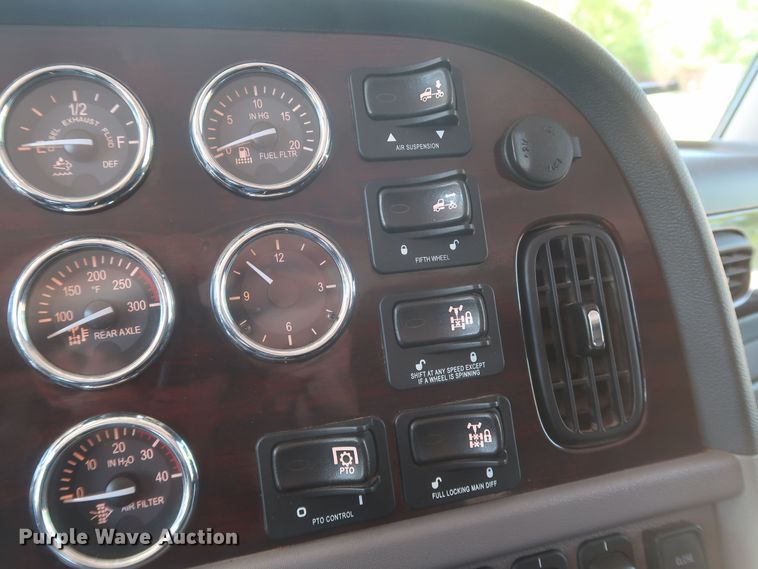 image for item DK3734 2021 Peterbilt 389  semi truck