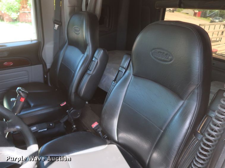 image for item DK3734 2021 Peterbilt 389  semi truck